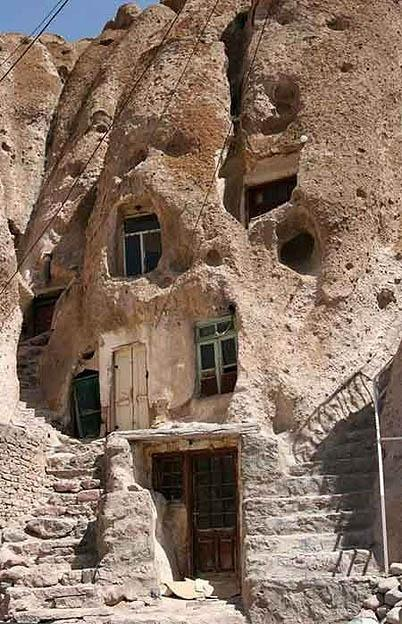 <p>Evlerin küçük olması daha az malzeme gerektirdiği gibi, ısıtması ve serinletmesi daha kolay oluyor.</p>

<p> </p>
