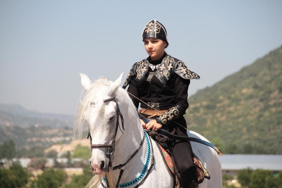 <p>Erkek ve kadının aynı kategoride yarıştığı nadir spor dallarından atlı okçuluğun kadın temsilcileri at sürüp ok atmadaki maharetleriyle izleyenleri kendilerine hayran bırakıyor.</p>
<p> </p>