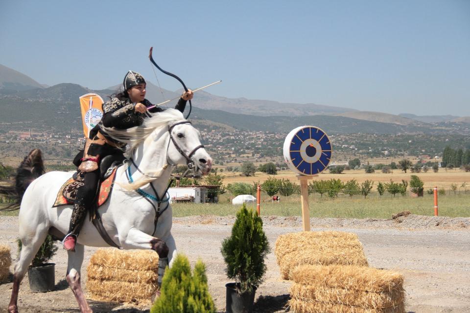 <p><strong>Tarihi ve kültürel geçmişi olan bir sporu icra ettiğini belirten Janset, şunları kaydetti:</strong></p>
<p>"Babamdan görüp heveslendim ve yapmak istedim. Önce yerde ok atmaya başladım, at binmeyi öğrendim ve sonra ikisini birleştirdim. </p>