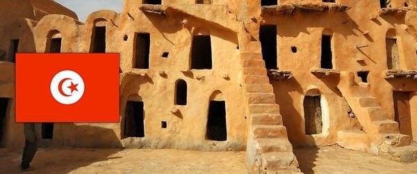 <p>Tunus</p>

<p>Tunus, Akdeniz’e kıyısı olan Kuzey Afrika ülkelerinden biridir. Mağrip bölgesinin en küçük ülkesidir. Cezayir ve Libya ile komşudur. Güney bölümü Büyük Sahra Çölüne dahildir. Kıyılarından Avrupa kıyılarına uzaklığı sadece 140 kilometredir.</p>
