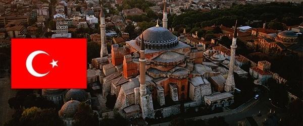 <p>Türkiye</p>
<p>Ülkemiz, çoğunluğu Asya’da olmak üzere, Avrupa ve Asya topraklarında yer alır. Kırmızı zemin üzerine beyaz hilal ve yıldız konarak oluşan Türk bayrağı, ilk kez Osmanlı Devleti tarafından 1844 yılında kabul edilmiştir. 22 Eylül 1983’te 2893 Sayılı Türk Bayrağı Kanunu ile bayrak ölçütleri belirlenmiş ve bayrak son halini almıştır.</p>