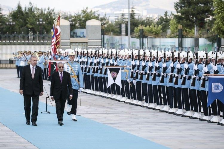 <p> Malezya ve Türkiye heyetlerinin karşılıklı takdiminin ardından Cumhurbaşkanı Erdoğan ve Başbakan Muhammed, merdivenlerde basın mensuplarına poz verdi.</p>