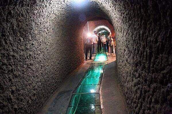 <p>Bölgedeki su sıkıntısından ötürü 2 bin yıl önce Tanrı Dağlarından Turfan istikametinde toplam uzunluğu 5 bin 272 kilometre olan yer altı su kanalları inşa edilmesinin ardından bölge, cenneti andıran güzel manzaralara sahip.</p>