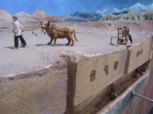 <p>Tanrı Dağlarından yüzyıllardır bölge halkına hizmet veren yer altı kanalları 1,5 metre yükseklikte, 60-70 cm genişlikte inşa edilmiş ve günde 858 metreküp su taşıyor. Ancak bugün bu oran neredeyse üçte bir oranında düşmüş durumda.</p>