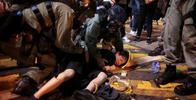 <p>Çin'e iade tasarısı</p>

<p>Hong Kong'da hüküm giyen veya haklarında suç isnadı olan kişilerin Çin'e, Makao Özel İdare Bölgesi'ne ve Tayvan'a iadesini kolaylaştıran yasa tasarısı, 3 Nisan'da parlamentoya sunulmuştu.</p>

