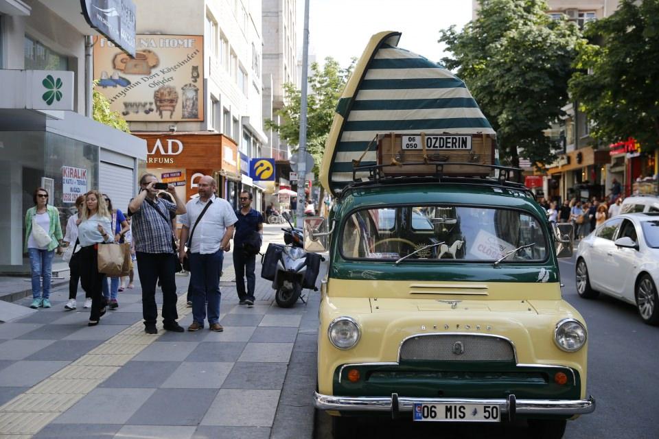 <p>Aracının ruhsatta "kamp tipi kamyonet" olarak geçtiğini ifade eden Özderin, "Aracımı, 2012'de İzmir'deki bir otomobil müzesinden aldım. Her aracıma bir isim verdiğim gibi bunun adını da 'Miss Beddy' koymayı uygun gördüm." dedi. </p>

<p> </p>
