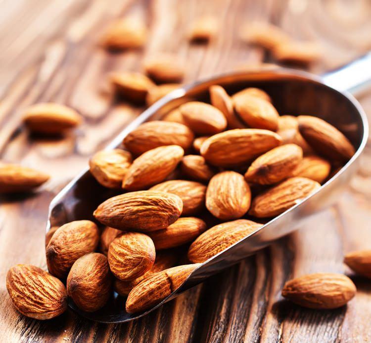 <p><span style="color:#B22222"><strong>BADEM </strong></span></p>
<p>Omega-3 yağ asidi bakımından zengin olan badem, damarların besinlerden kaynaklı sertleşmesinin önüne geçer. </p>