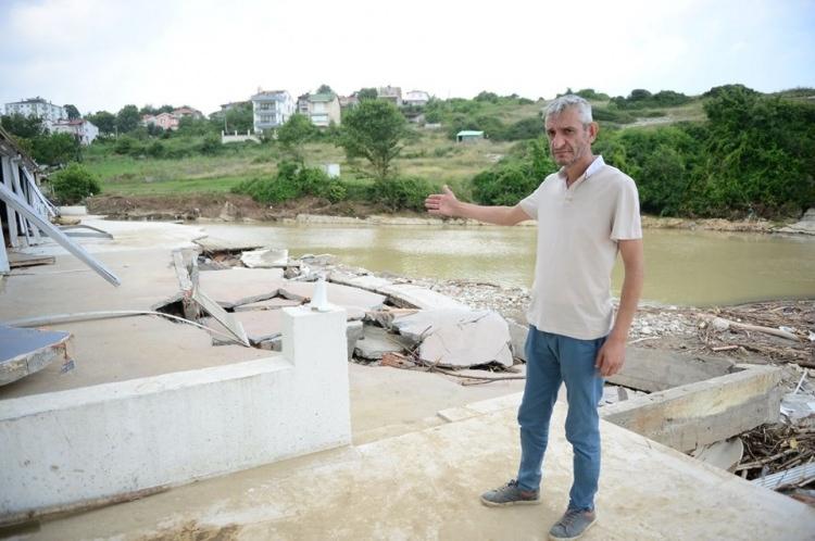 <p>İşletme sahipleri, belediyenin iş makineleri ve kendi imkanlarıyla iş yerlerinde temizlik çalışması yapıyor.</p>