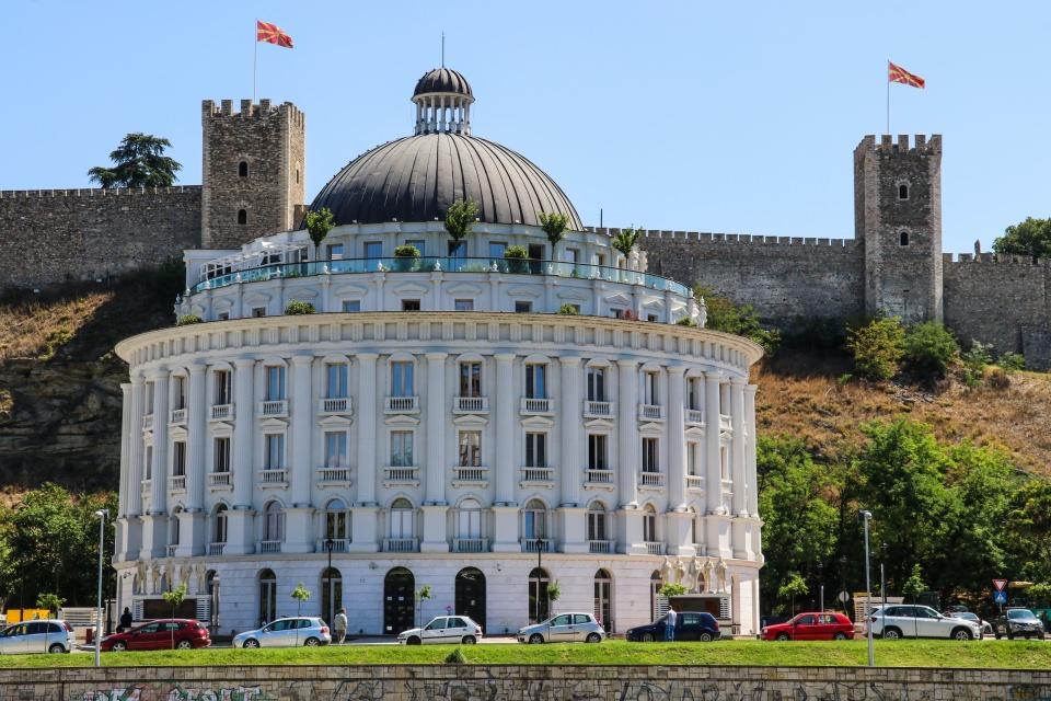 <p>Şehrin yüzünü değiştiren bu yeni stil, zaman zaman halkın tepkisine de maruz kalırken, şehrin sembolleri arasındaki Üsküp Ticaret Merkezi binasına barok stil uygulanmasına ilişkin referandum dahi yapılmıştı.</p>

<p> </p>
