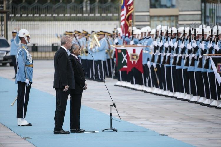 <p>Tören sırasında tarihteki 16 Türk devlerini temsilen askerler ve bayraklar yer aldı.</p>