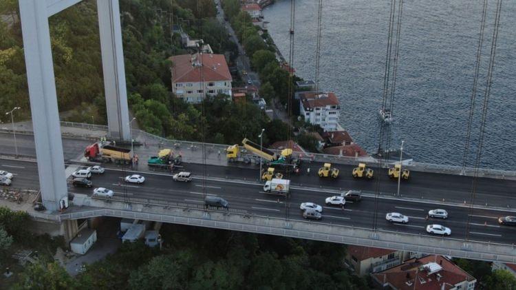 <p>Fatih Sultan Mehmet Köprüsü'nde (FSM) başlatılan çalışmalarda sona gelindi. Köprüde yapılan 2. etap çalışmalarda kuzey bölümde 4 şerit son kat asfaltlama çalışmaları bitti, trafik şeridi çizme çalışmaları başladı.</p>
