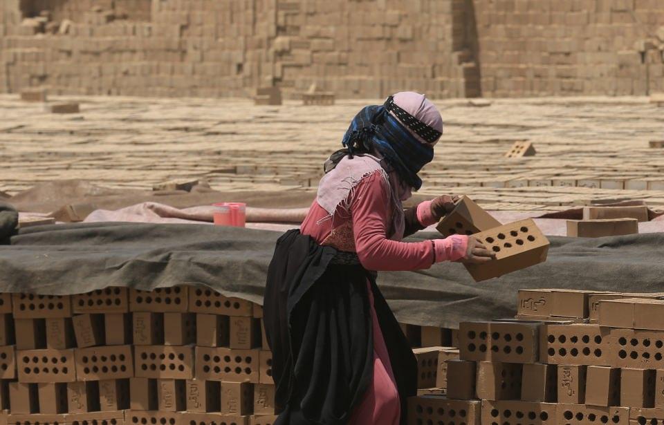 <p>Başkent Bağdat'ın doğusundaki Nehravan bölgesinde onlarca kadın, buradaki kerpiç yapımı fabrikasında, az bir ücretle uzun saatler çalışıyor.</p>

<p> </p>
