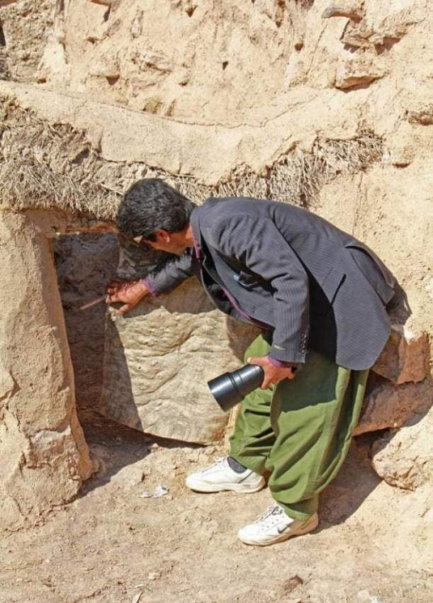 <p>Köylülerin boyunun kısa olmasındaki en büyük etkenlerden biri yetersiz beslenmeydi. Bu kurak ve ücra bölgede hayvancılık yapılamıyor, sadece turp, tahıl, arpa ve hurma benzeri bir bitki yetiştiriliyor ve beslenme sadece bunlara dayanıyordu.</p>

<p> </p>
