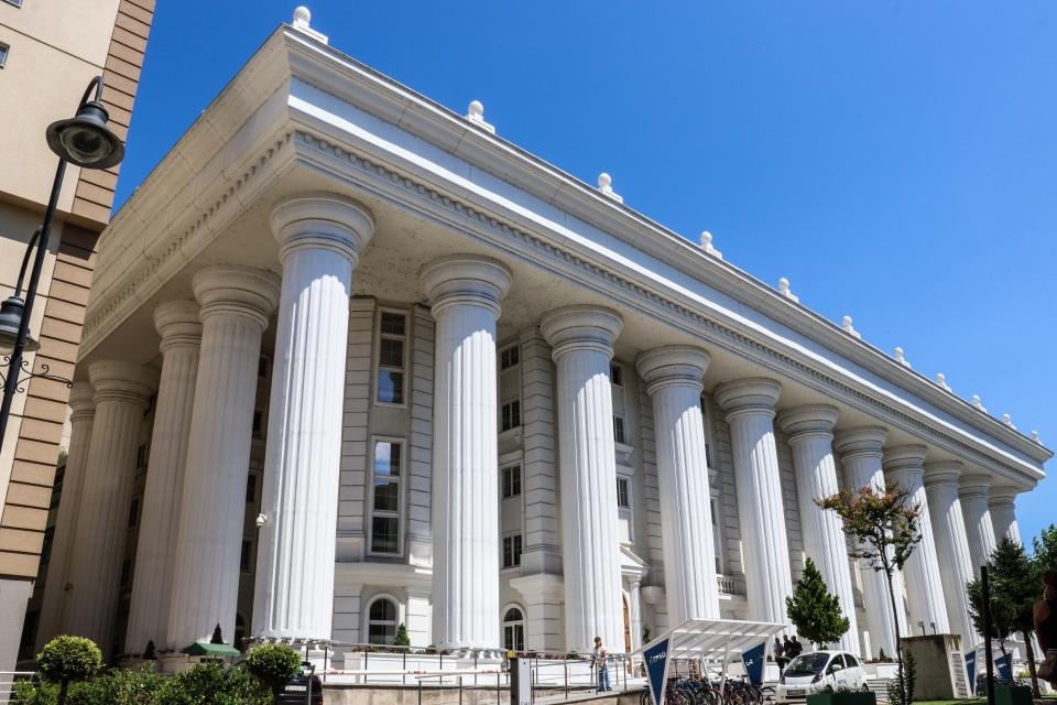 <p>Tarih boyunca birçok farklı medeniyete ev sahipliği yapan Kuzey Makedonya'nın başkenti Üsküp, içinde barındırdığı farklı dönemlere ait mimari tarzlarla ziyaretçilerin yoğun ilgisini çekiyor.</p>
