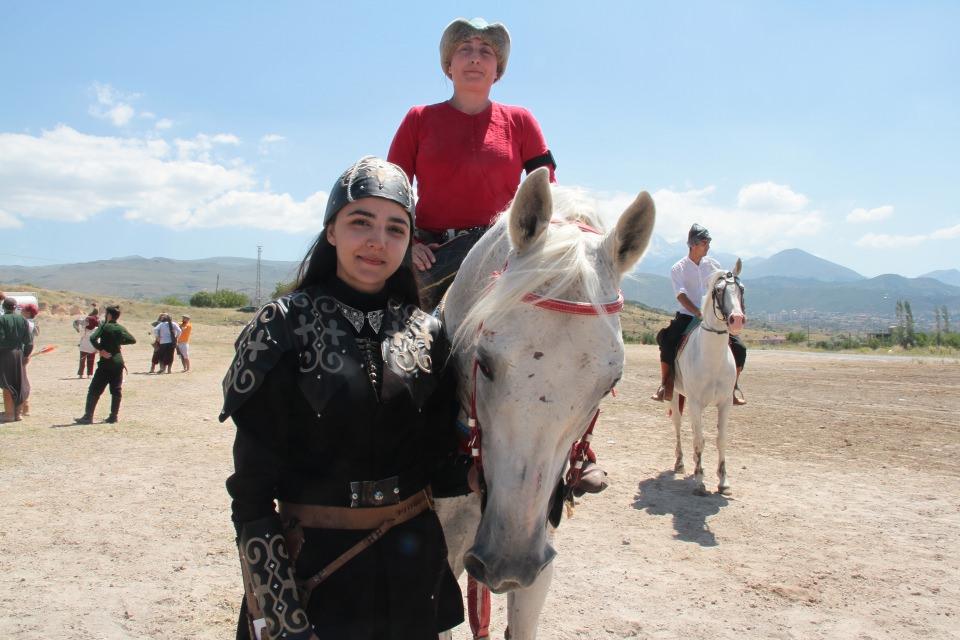 <p><strong>"Ecdat yadigarı atlı okçuluğu yaşatıyoruz"</strong></p>

<p>Erzurum Kızıl Elma Geleneksel Sporlar ve Atlı Okçuluk Kulübü Başkanı Ayşe Melek Okuyucu da 7 yaşındayken at binmeye başladığını, 4 senedir de atlı okçuluk alanına yöneldiğini ifade etti.</p>
