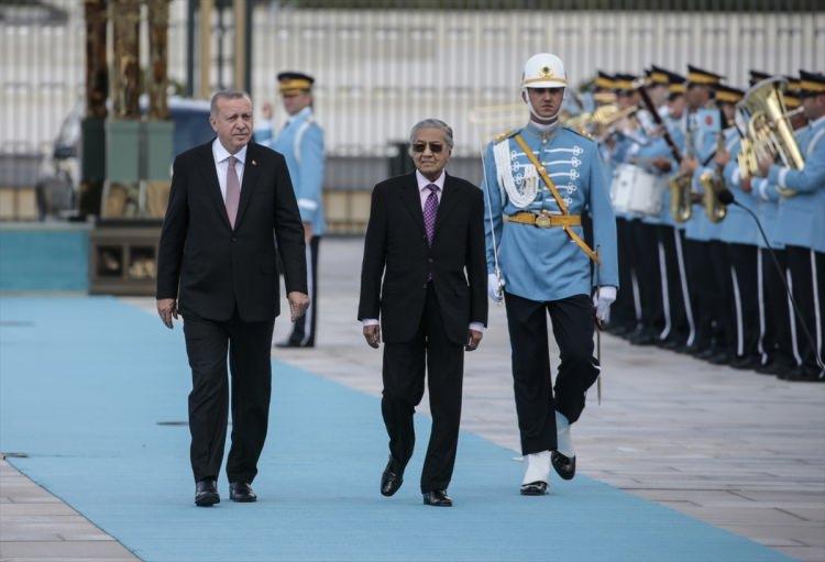 <p>Türkiye Cumhurbaşkanı Recep Tayyip Erdoğan, Malezya Başbakanı Mahathir Muhammed'i Cumhurbaşkanlığı Külliyesi'nde resmi törenle karşıladı.</p>

<p> </p>
