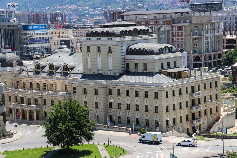 <p>Rivayetlere göre, 1936-1938 yıllarında Üsküp'te yaşayan Ermeni tekstilci Agop Dikiciyan'ın sevdiği kadın Agavni için yaptırdığı bu eser, mimari özellikleriyle ilgi uyandırıyor. Bugün belli bir işlevi olmayan Arap Evi, bir dönem otel olarak da hizmet verdi.</p>
