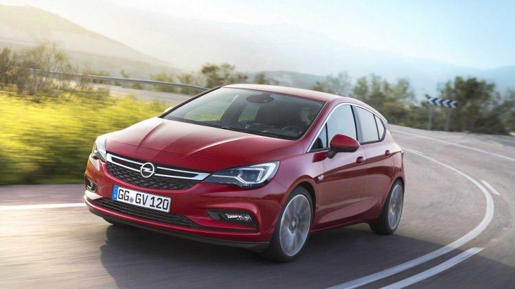 <p>2019 Opel Astra makyajlanmış yeni kasası ile yine hayranlarının beklentilerini karşıladı. Kullanıcılarının karşısına hatchback ve sedan olmak üzere iki farklı seçenek ile çıkan yeni Opel Astra, şık tasarımı ve tatmin edici donanım özellikleri ile yine bu yılın en çok beğenilen araçları arasında yerini aldı.</p>
