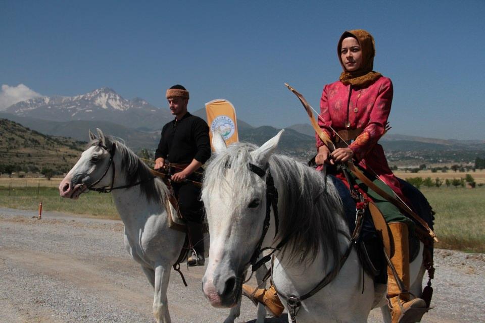 <p>Babasının vefatının ardından uzun süre at binmeye ara verdiğini dile getiren Ayşe Melek, "Uzun bir aradan sonra kendime bir at alarak yeniden at binmeye başladım. Daha sonra bu spora arkadaşlarımla beraber daha fazla katkıda bulunmaya karar verdik ve bir kulüp kurduk. Şimdi 7 atımız var ve 36 sporcu ile mücadele ediyoruz." dedi.</p>

<p> </p>

