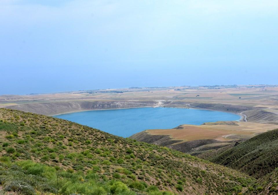 <p>Adilcevaz il&ccedil;esinde volkanik patlama sonucu T&uuml;rkiye'nin &uuml;&ccedil;&uuml;nc&uuml; b&uuml;y&uuml;k dağı olan S&uuml;phan Dağı eteklerinde oluşan Aygır G&ouml;l&uuml;, yemyeşil doğası ve huzurlu ortamıyla her yıl &ccedil;ok sayıda yerli ve yabancı ziyaret&ccedil;iyi ağırlıyor.&nbsp;</p>

<p>&nbsp;</p>
