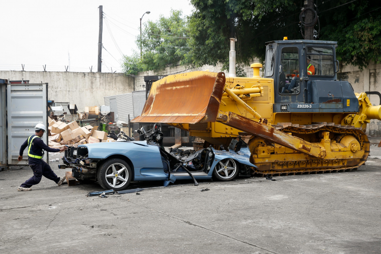 <p>Ferrari'nin getirilmeden önce motorunun ve 2 kapısının ayrıldığı belirtildi.</p>