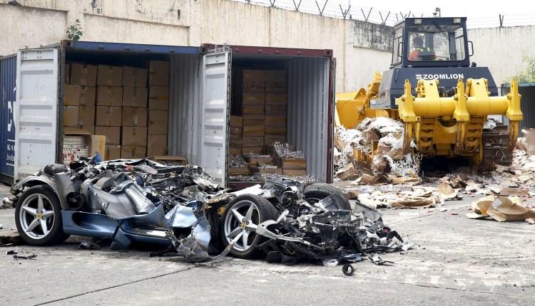 <p>Gümrük Bürosunun otoparkına çekilen Ferrari bir buldozer yardımıyla parçalandı.</p>