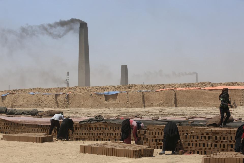 <p>Eşlerini ya da babalarını şiddet olaylarında kaybeden Iraklı kadınlar, kimseye muhtaç olmamak için zor şartlar altında kerpiç fabrikasında çalışıyor.</p>

