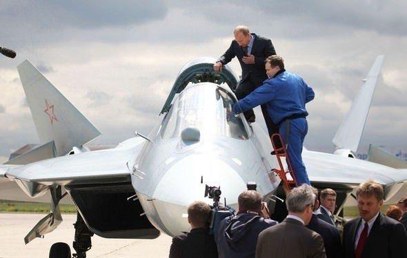 <p>RUS SAVAŞ UÇAĞI: T50</p>
<p>T-50, herhangi bir Rus uçağından daha uzun süren 1500 km'lik bir süpersonik menzil ile sürdürülebilir süpersonik uçuşu idare edebilecek şekilde donatıldı.</p>
<p> </p>
<p> </p>