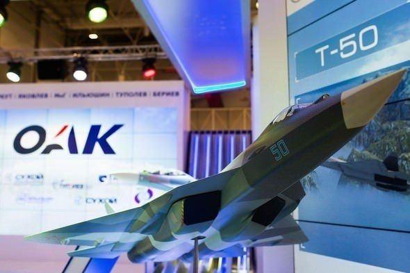 <p>RUS SAVAŞ UÇAĞI: T50</p>
<p>Kompozit malzemeler vücut ağırlığının dörtte birini oluşturarak ağırlığını azaltıyor. Her bir panelin ve eklemin açısı, radar kesitini en aza indirgemek için dikkatlice hesaplanmış ve radar emici malzeme kullanılmış</p>
<p> </p>
<p> </p>