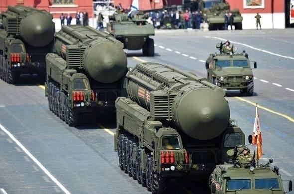 <p>RS-24</p>
<p> </p>
<p>Rusya, yaşlanan Soğuk Savaş dönemi termonükleer silahlarını, kıtalar arası balistik füzelerin (ICBM'ler) yeni ekipmanları ile güncelliyor. Moskova'da 2015 Zafer Günü geçit töreninde gövde gösterisi yapan RS-24 Yars, 2007'de test edildi. Araçta bulunan her 20,9 metrelik (68,6 fit) füze, füze savunma sistemini yenmek için tasarlanmış ve birbirlerinden bağımsız hedeflere fırlatılabiliyor</p>
<p> </p>