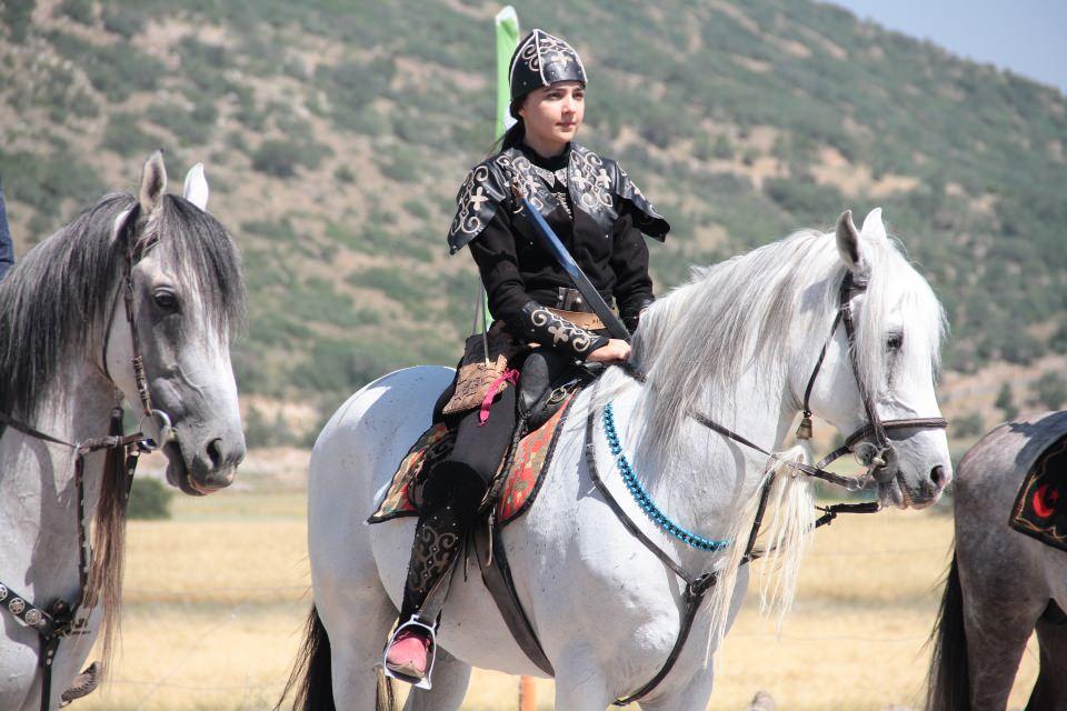 <p>Kimi zaman tarihte ilk Türk kadın hükümdar olarak bilinen Tomris Hatun'un savaşçı ruhuyla atlarını süren, kimi zaman da İstiklal Savaşı'nın kahraman kadınları Nene Hatun, Şerife Bacı, Erzurumlu Kara Fatma'nın cesaretiyle yay geren kadın atlı okçular, tıpkı ataları gibi zorlu parkurlarda erkeklerle omuz omuza mücadele ediyor.</p>

<p> </p>
