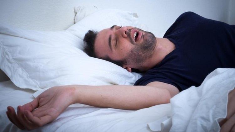 <p>Doğada her canlının belirli saatler aralığında vücudunu dinlendirdiği süreye uyku denir. Yaşam kaynağı olan uyku her gün tekrarlayan bir ihtiyaçtır. Hem psikolojik hem de metabolizmayı olumlu etkiler. Çok faydalı olmasına rağmen bazı hastalıklara da neden olur. Özellikle uyuma problemi yaşayan kişilerde görülen bu hastalıkları sizler için derledik. Peki uyku hastalıkları nelerdir? Ayrıca uyku esnasında yaşadığınız bazı durumlar bu hastalıkların habercisi olabilir.</p>

