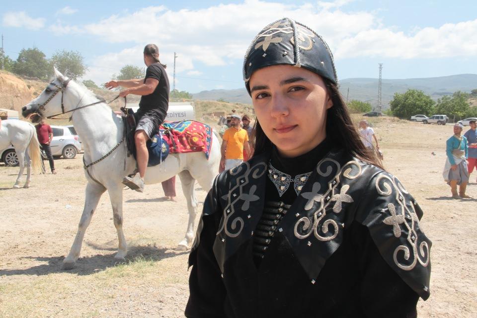 <p>Dört 4 yaşından beridir at biniyorum. Haftanın iki günü talim yapıyorum. İkisine de ayrı ayrı çalışmak gerekiyor. Hedefim buna devam edip yeni sporcular kazanarak bu sporun unutulmamasını sağlamak. Türk kadını hiç bir zaman savaşlardan geri kalmamışlar. Biz de bu ruhu yaşatıyoruz."</p>
