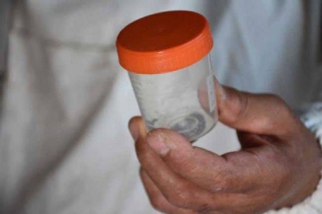<p>Kırıkkale'de 28 yıldır arıcılık yapan Aydın Payar, birçok hastalığın tedavisinde ve kozmetik ürünlerinde ham madde olarak kullanılan arı zehrini üretmeye başladı. </p>
<p>Zehrin gramını 500 lira, kilosunu ise 500 bin liradan satışa çıkarıyor.</p>