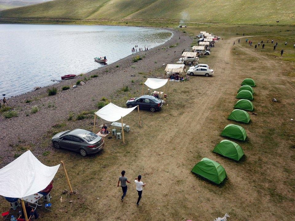 <p>Doğu Anadolu B&ouml;lgesi'nin doğal g&uuml;zelliği bakımından saklı g&uuml;zelliklerinden biri olan Balık G&ouml;l&uuml;, yılın her mevsimi ziyaret&ccedil;ilerini cezbediyor.</p>

<p>&nbsp;</p>
