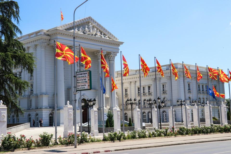 <p>Üsküp'ün yeniden inşası için BM destekli bir yarışma dahi düzenlenirken, Japon mimar Kenzo Tange, şehir için bir imar planı çizdi. Tange'nin projesi tam uygulanmasa da o dönemde yerel mimarların çalışmalarının da bulunduğu brütalist ve fütürist stillerin harmanı yapılar ortaya çıktı.</p>

<p> </p>

