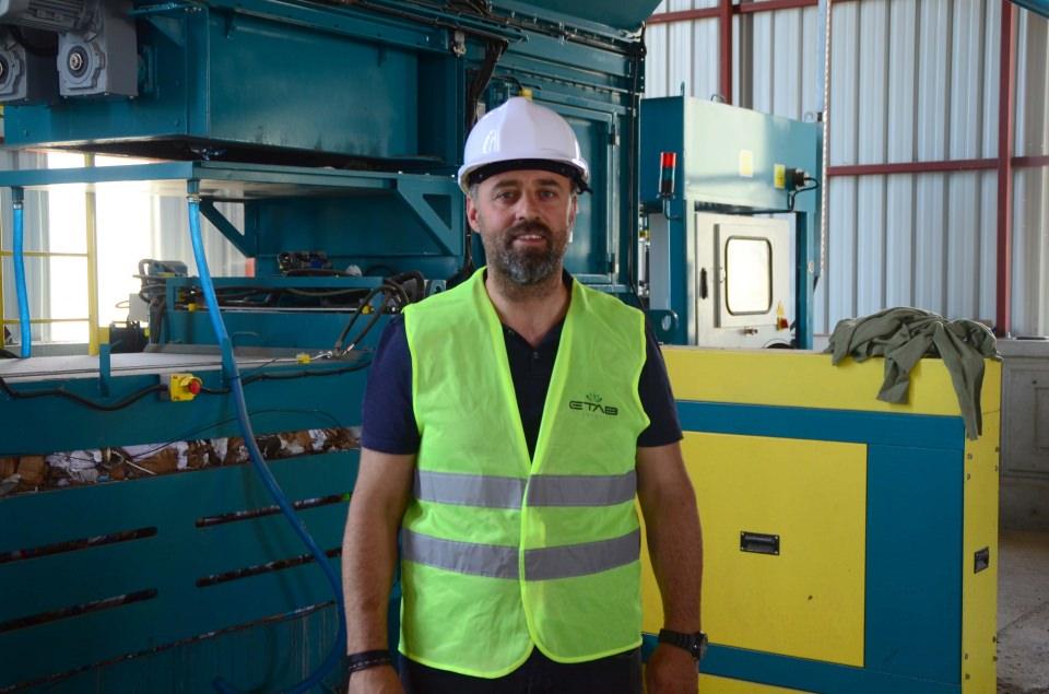 <p>Bitlis'te girişimci Erdal Yalçın, kurduğu katı atık depolama tesisinde, belediye ekiplerinin mahallelerden topladığı çöpleri işleyerek 3 bin evin enerji ihtiyacını karşılıyor.</p>
