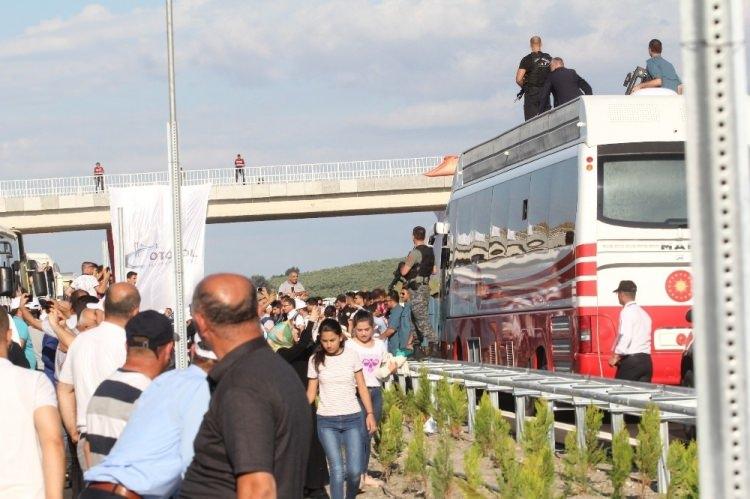<p> Törenin ardından makam aracının şoför koltuğuna geçen ve hizmete alınan yolda bir süre test sürüşü yapan Cumhurbaşkanı Erdoğan, daha sonra karayoluyla bölgeden ayrıldı.</p>
