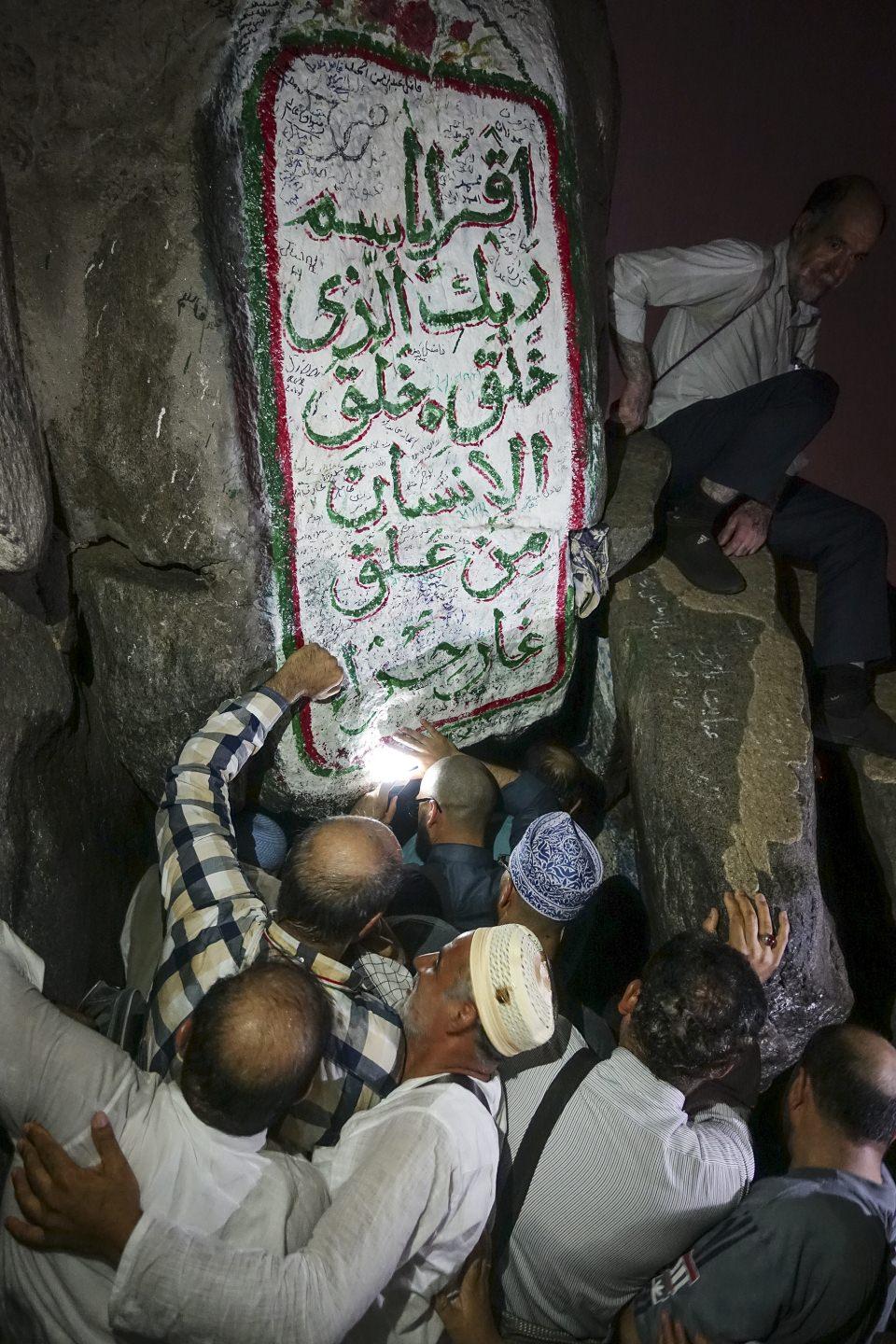 <p>Bazı Türk hacı kafilelerinin, Türk bayrağı açarak Nur Dağı'nın zirvesinden Kabe'yi selamladıkları gözlendi.</p>

<p> </p>
