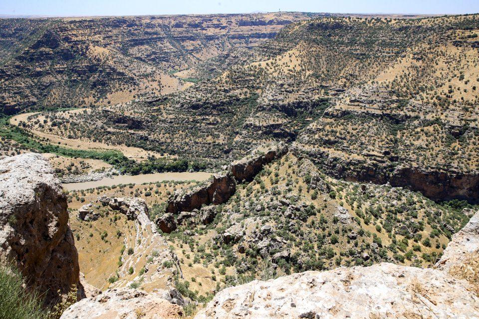 <p> En azından yapılacak projelerle bu bölgenin tanıtılması ve turistlerin bu bölgeye gelmesi sağlanmış olacak. Şırnak'ın en önemli tanıtım yerlerinden biri olacağını düşünüyorum." şeklinde konuştu.</p>
