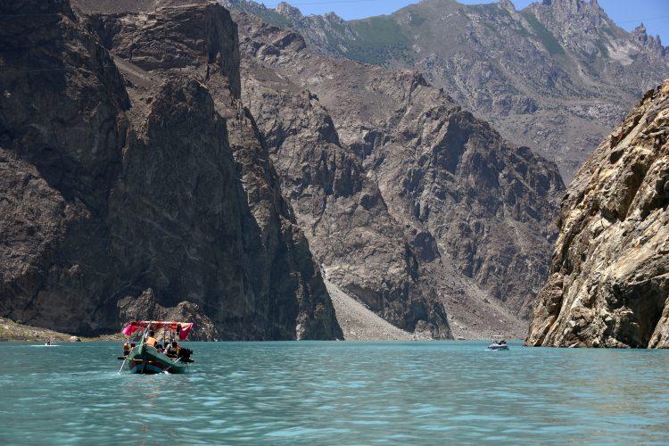 <p>Her ne kadar otoban olarak anılsa da iki şeritli bir dağ yolu olan Karakurum Otobanı, tehlikeli virajlar, kayalıklar ve tünelleri geçmesine rağmen turistlerin ve macera severlerin de uğrak noktaları arasında yer alıyor. </p>

<p> </p>
