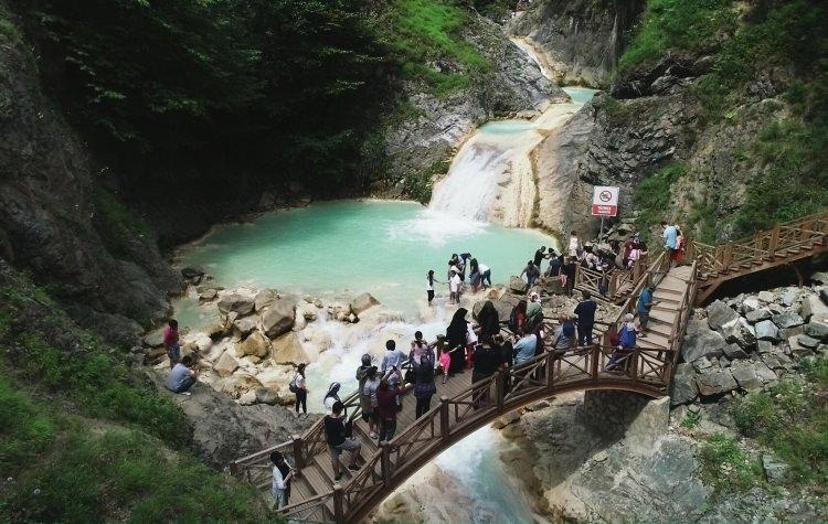 <p>Suyun turkuaz rengini almasının mayıs ayı sonundan itibaren başladığını ifade eden Yayla, bu yıl hava şartlarının yağmurlu olması nedeniyle bu sürenin uzadığını aktardı.</p>
<p> </p>