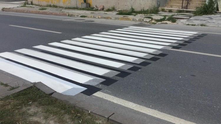 <p>Sakarya Büyükşehir Belediyesi tarafından trafikte farkındalık oluşturacak yeni bir uygulama hayata geçirildi. Yeni uygulamayla Orhan Gazi Caddesi’nde bulunan yaya geçidi 3 boyutlu hale getirildi. </p>