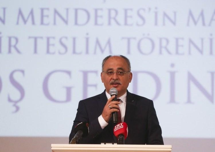 <p>Aydın Valisi Yavuz Selim Köşger de Menderes'in Türk milletinin gönlünde taht kurduğunu belirterek, Aydın'da hazırladıkları müzeye katkı sunan herkese teşekkür etti.</p>
<p> </p>