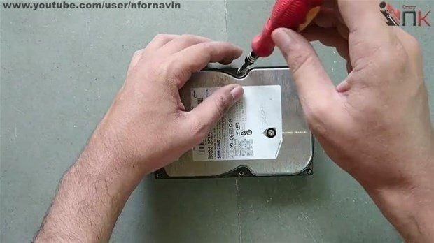 <p>Bir adet ufak motor, hard disk ve plastik parçaları kullanan adam, işin sonunda herkesi şaşırtıyor.</p>
<p> </p>
<ul>
</ul>