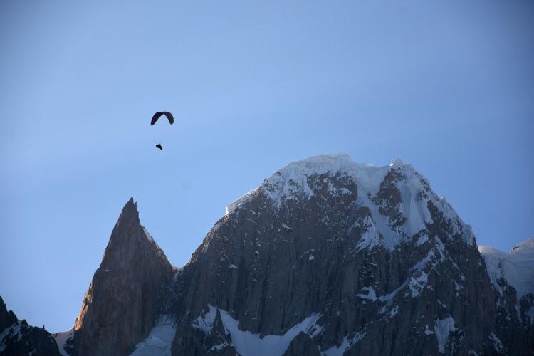 <p>Eyalet, Pakistan'ın en önemli turizm rotalarına da ev sahipliği yapıyor. Yıllık yaklaşık 2 milyonu aşkın yerli turist ile 250 bin yabancı turist ağırlayan eyaletin en büyük özelliği ise doğa sporları ve dağcılıkta dünyanın en önemli merkezlerinden olması.</p>
