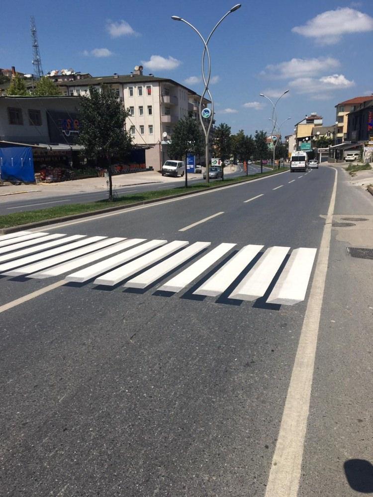 <p>Sürücülerin yayalara yönelik dikkatlerini artırmak, yayaların trafikte öncelik kazanmasını sağlamak amacıyla gerçekleştirilen 3 boyutlu yaya geçidi çizimindeki ilk uygulamanın sonuçları doğrultusunda başka noktalarda yapılması planlanmaktadır.</p>