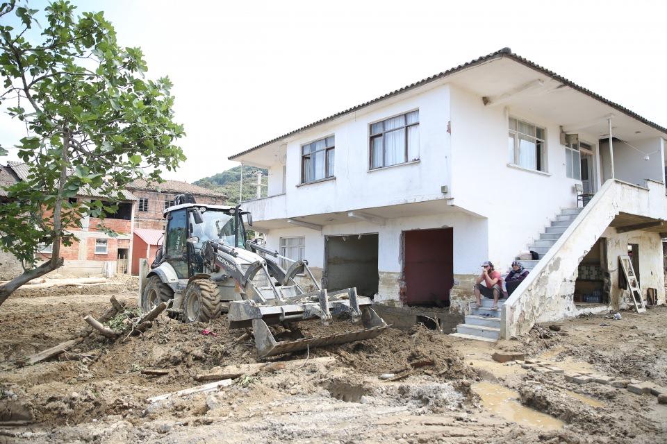 <p> Çok sel gelince yandaki komşum çağırdı, oğlumla el ele tutuşup bu tarafa geldik. Arkamızdan sel, içinde kışlık malzemelerin bulunduğu kileri aldı.</p>