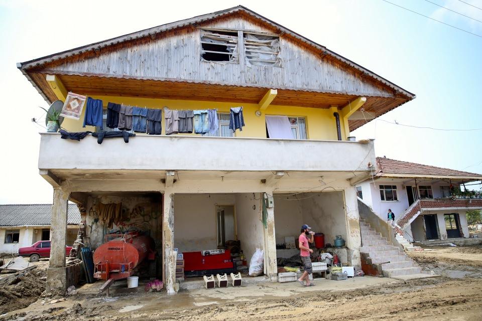 <p><strong>Çaresizlik içinde seli izlediğini anlatan Özkan, şunları kaydetti:</strong></p>
<p>"Sel, herkesin bağırmasıyla geldi. Sular saniyeler içinde geldi. Yarım saat, bir saat kadar normal akışında gitti, ondan sonra Melen geri bastı, o şekilde buraları patlattı. </p>