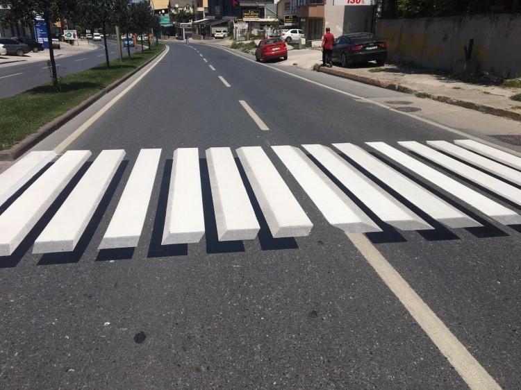 <p>Bu kapsamda Adapazarı Orhan Gazi Caddesi’nde bulunan yaya geçidi 3 boyutlu hale getirildi. Sürücülerin yayalara yönelik dikkatlerini arttırmak, yayaların trafikte öncelik kazanmasını sağlamak amacıyla gerçekleştirilen yeni uygulamayla vatandaşlarımız yaya geçitlerinden daha güvenli ve sağlıklı bir şekilde geçiş yapabilecekler” ifadelerine yer verildi. </p>